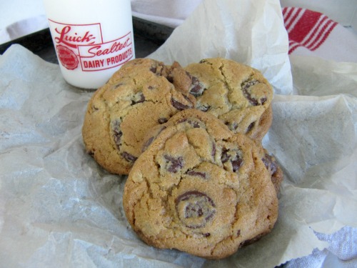 close up view of williams sonoma chocolate chip cookies on a plate.